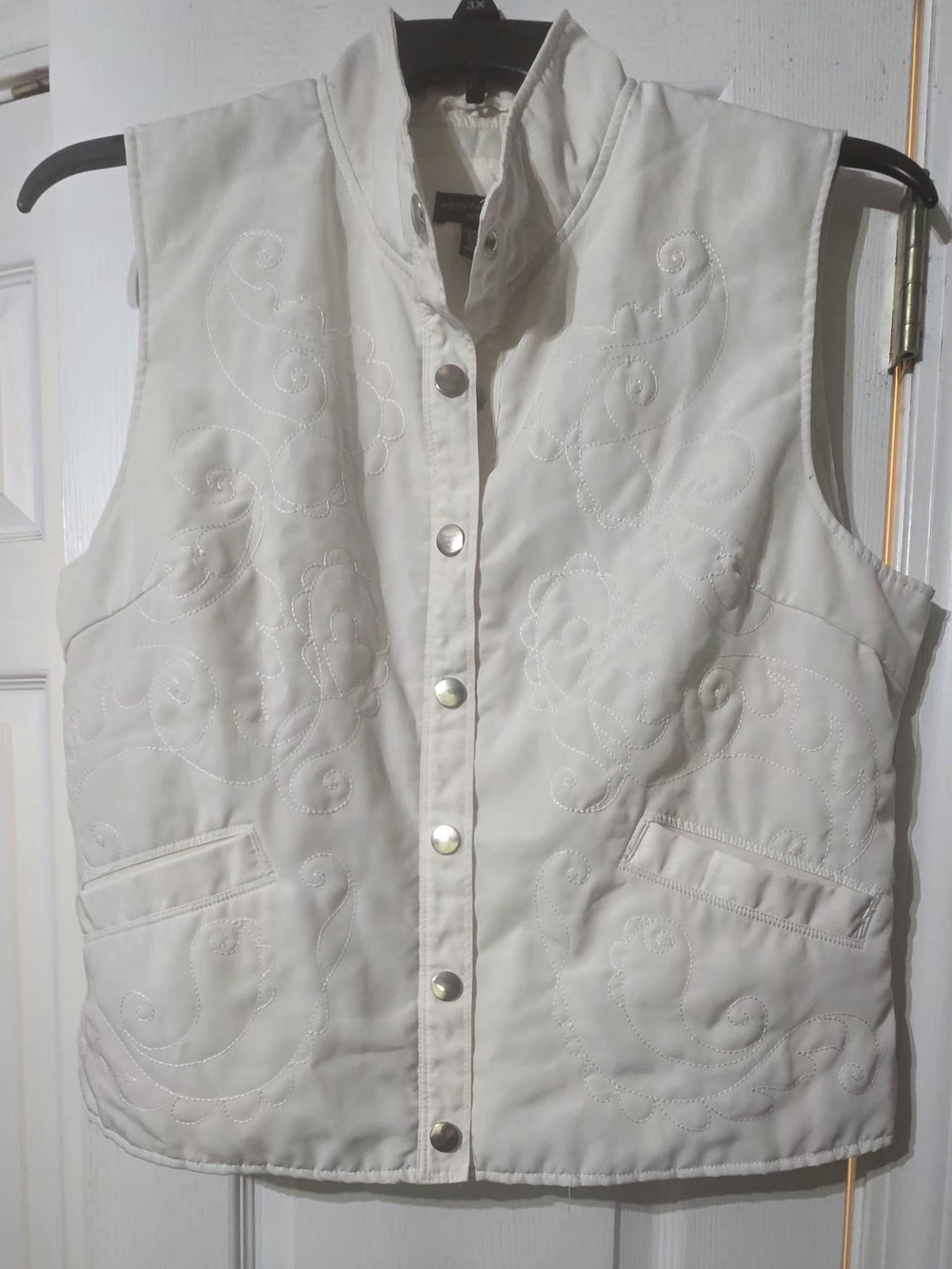 New Without Tags Women's Mountain Lake Embroidered Quilted Vest - Cream